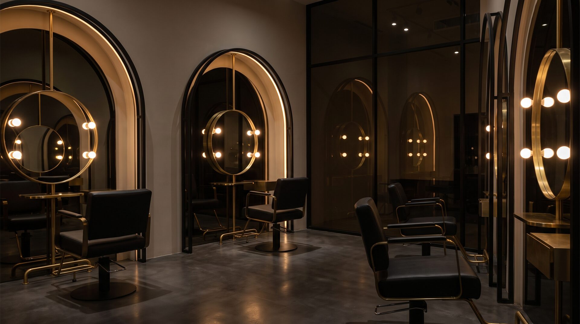 Stimmungsvoller, dunkler Salon-Innenraum von Maison Noir mit warmen Messing-Akzenten
