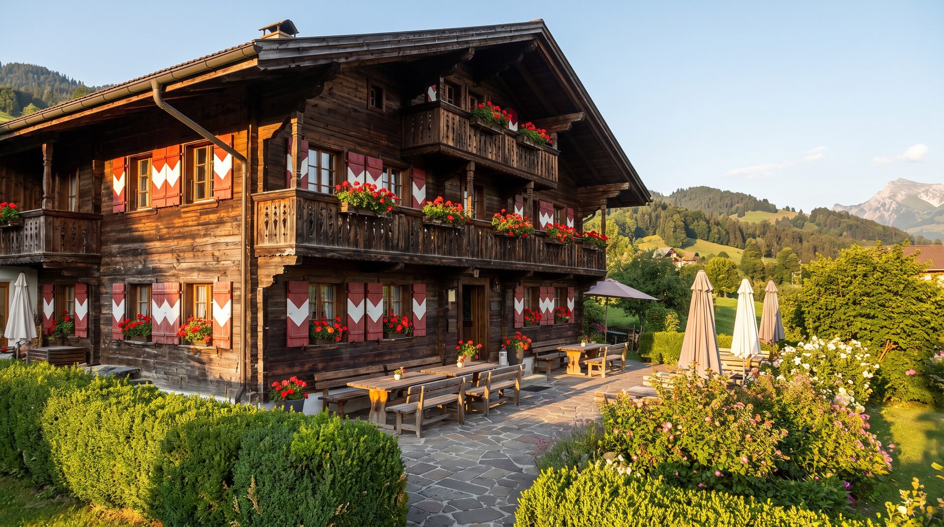 Traditioneller Schweizer Landgasthof von aussen mit Holzfassade, Fensterläden und Gartenterrasse