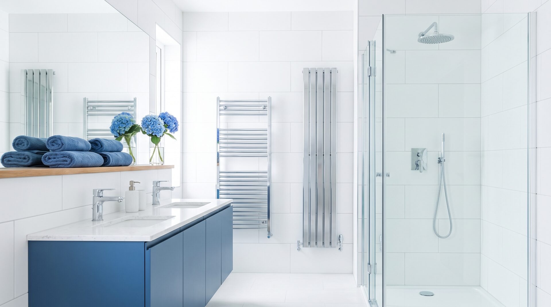 Modernes Badezimmer mit verchromter Armatur und fliessendem Wasser