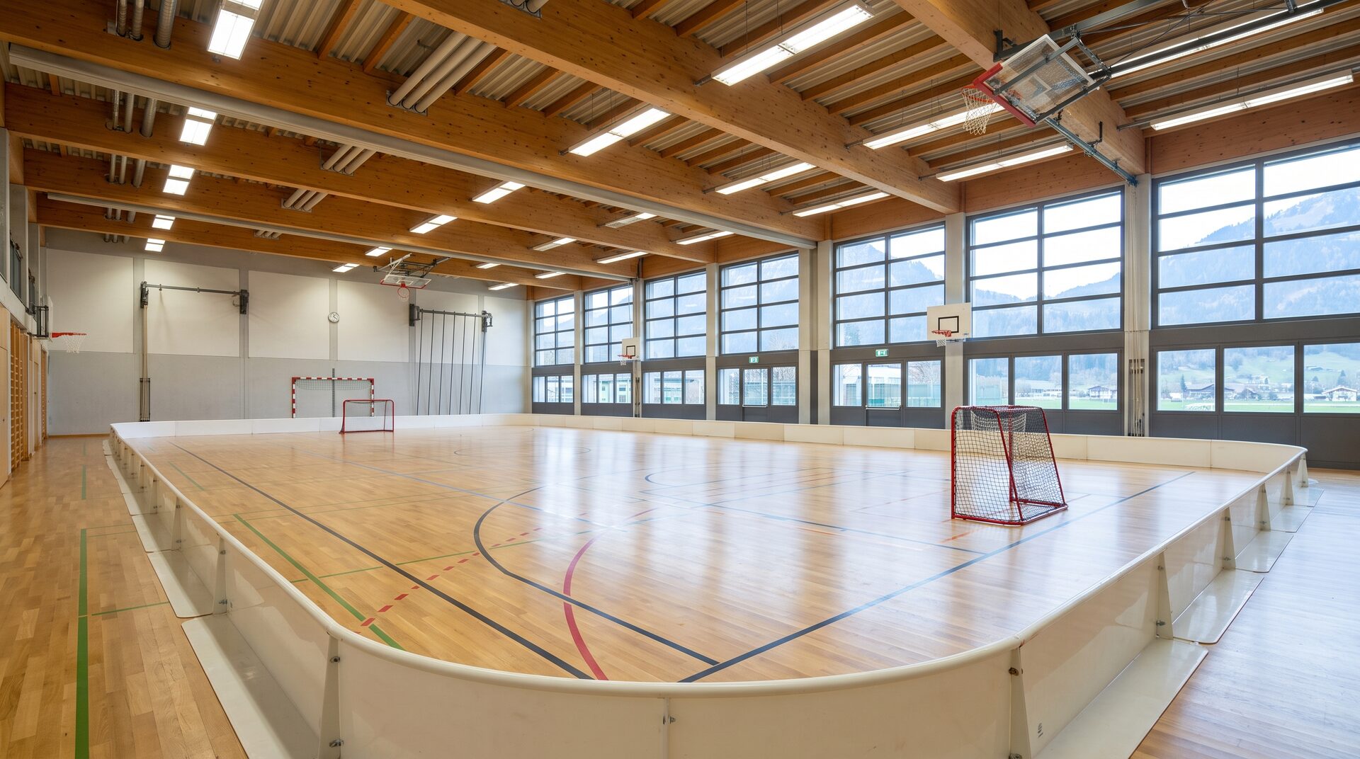 Unihockeyfeld in einer Schweizer Sporthalle mit Banden, Toren und Markierungen