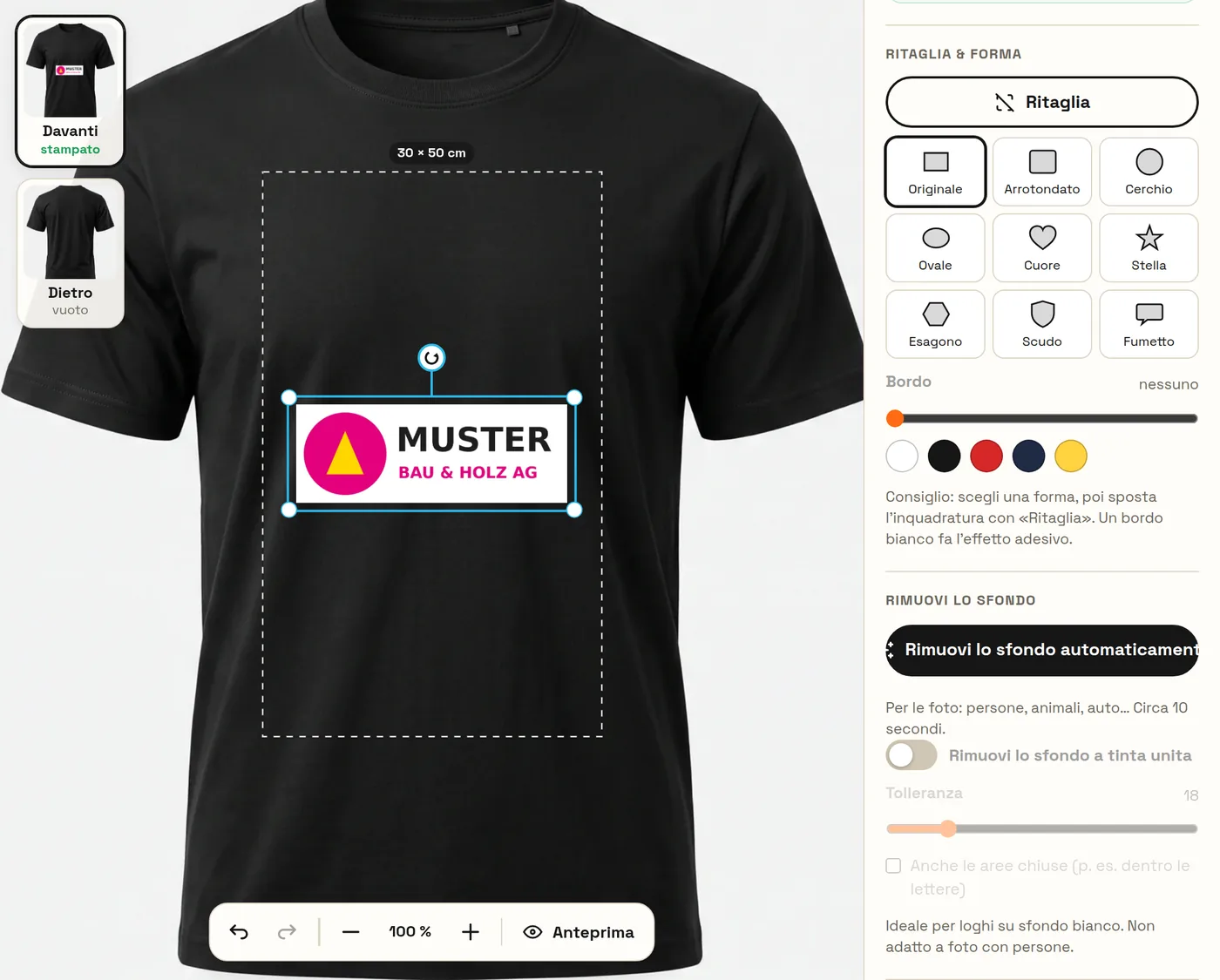 Logo con riquadro bianco su una t-shirt nera