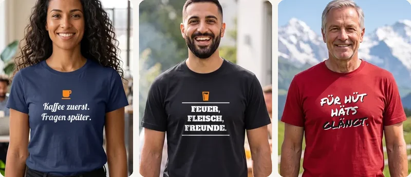 Drei Personen in T-Shirts mit Sprüchen aus dem folie.ch-Motiv-Shop: «Kaffee zuerst. Fragen später.», «Feuer, Fleisch, Freunde.» und «Für hüt häts gläncht.»