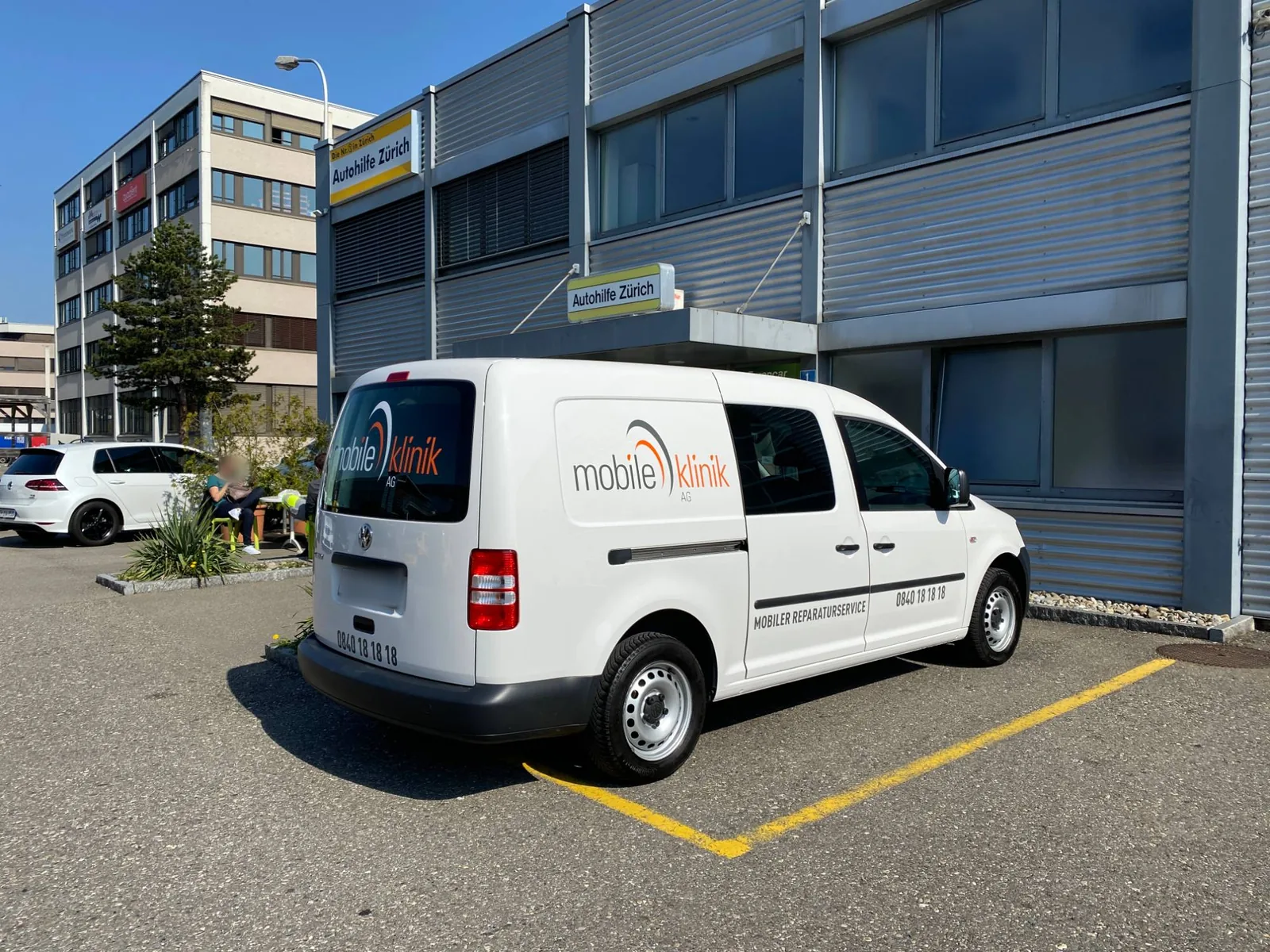 VW Caddy Maxi avec le lettrage de Mobile Klinik AG – logo sur le flanc et la lunette arrière