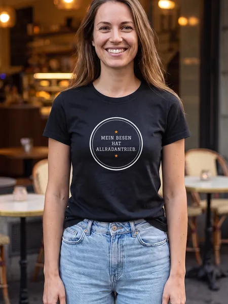 Mein Besen hat Allradantrieb. – T-Shirt Damen