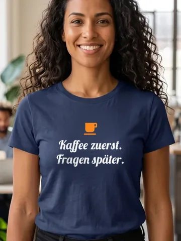 Kaffee zuerst. Fragen später. – T-Shirt